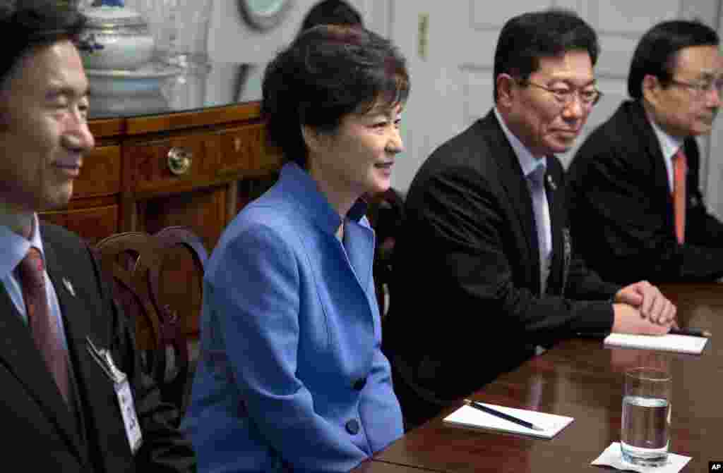 Tổng thống Park Geun-Hye gặp Chủ tịch Ng&acirc;n h&agrave;ng Thế giới Jim Yong Kim tại Nh&agrave; kh&aacute;ch ch&iacute;nh phủ ở Washington, ng&agrave;y 7 th&aacute;ng 5.