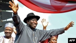 Tổng thống Goodluck Jonathan (giữa) đang đối mặt với ít nhất 4 đối thủ để được đảng cầm quyền đề cử làm Tổng thống Nigeria