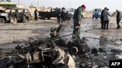 Nhân viên an ninh Iraq xem xét hiện trường vụ đánh bom tự sát ở Ramadi, ngày 12/12/2010