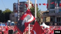 Người biểu tình ở Quảng trường Taksim mang cờ có hình ông Mustafa Kemal Ataturk, người được tôn sùng là lãnh tụ sáng lập nước Cộng hòa Thổ Nhĩ Kỳ hiện đại (ngày 24/7/2016).