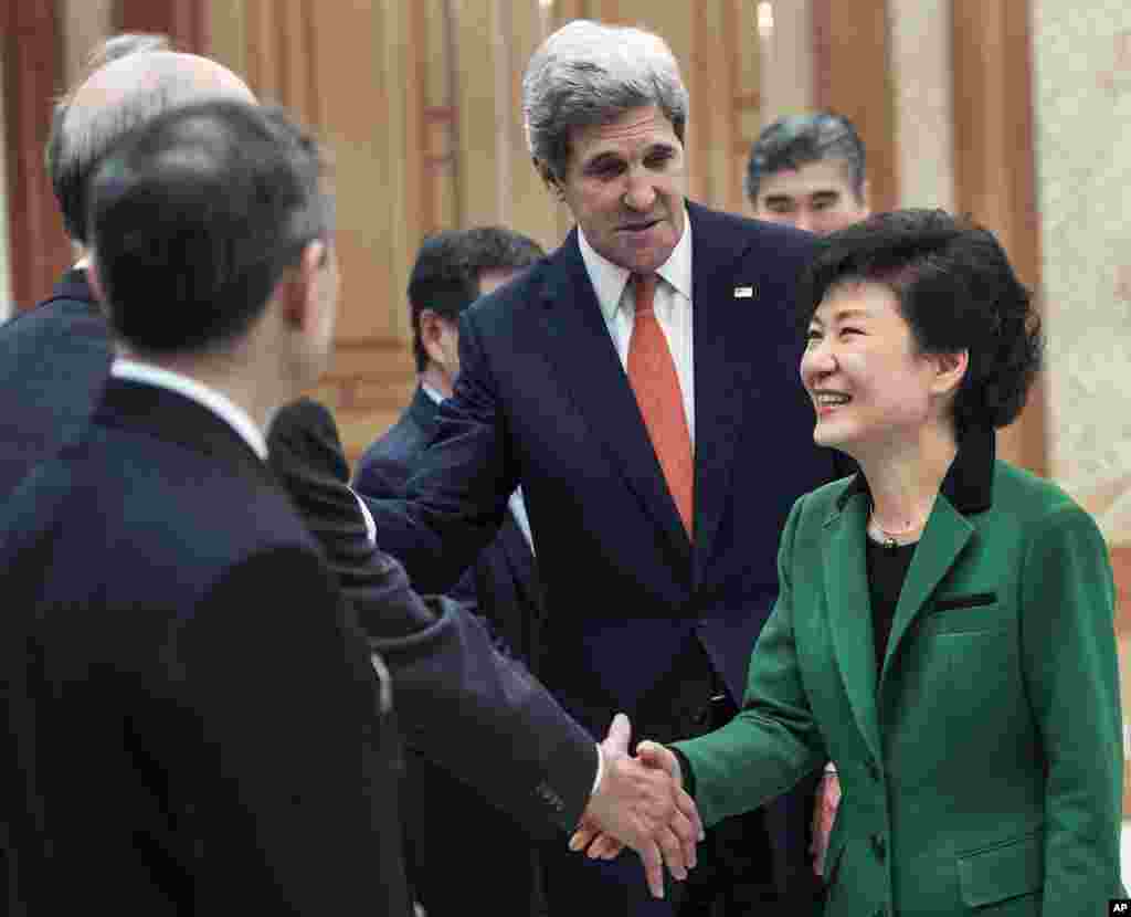 Ngoại trưởng Kerry giới thiệu Tổng thống Nam Triều Tiên Park Geun-hye với các giới chức cao cấp tháp tùng ông đến Nhà Xanh ở Seoul, 12/4/2013.