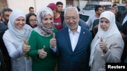 Lãnh đạo đảng Ennahda Rached Ghannouchi (giữa) cùng với vợ và hai con gái Yousra và Soumaya tại một địa điểm bầu cử ở Tunisia, ngày 26/10/2014.