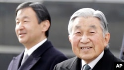 Hoàng đế Akihito, và Thái tử Naruhito.