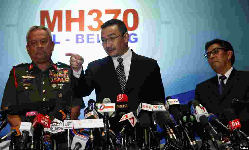 Bộ trưởng Giao thông Hishammuddin Hussein (giữa) trả lời họp báo về chuyến bay MH370 bị mất tích.