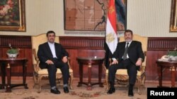 Tổng thống Ai Cập Mohamed Morsi gặp Tổng thống Iran Mahmoud Ahmadinejad (trái) tại Cairo, ngày 5/2/2013.