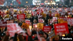 Người biểu tình hô khẩu hiệu đòi Tổng thống Nam Triều Tiên Park Geun-hye từ chức, ở Seoul, 19/11/2016.