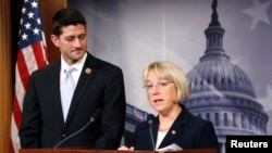 Chủ tịch Ủy ban Ngân sách Thượng viện Patty Murray (phải) Chủ tịch Ủy ban Ngân sách Hạ viện Paul Ryan trong cuộc họp báo ở trụ sở quốc hội Hoa Kỳ, ngày 10/12/2013.