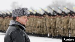 Tổng thống Ukraine Petro Poroshenko tham dự một buổi lễ giao vũ khí, thiết bị quân sự, và máy bay cho quân đội tại một trường bắn bên ngoài Zhytomyr 5/1/2015. 