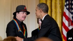 Tổng thống Barack Obama chúc mừng Nhạc sĩ Carlos Santana.