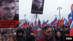 Hàng chục ngàn người xuống đường tuần hành tưởng nhớ ông Nemtsov tại Moscow, ngày 1/3/2015.