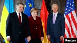 Từ trái qua phải: Tổng thống Ukraine Petro Poroshenko, Thủ tướng Đức Angela Merkel và Phó Tổng thống Mỹ Joe Biden tại Hội nghị An ninh Munich hôm 7/2.