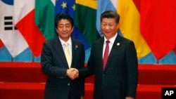 Thủ tướng Nhật Shinzo Abe và Chủ tịch Trung Quốc Tập Cận Bình chụp ảnh chung tại hội nghị thượng đỉnh G-20 ở Hàng Châu, Trung Quốc, ngày 4 tháng 9 năm 2016.