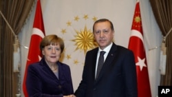 Trước chuyến thăm của bà Merkel, Tổng thống Thổ Nhĩ Kỳ Recep Tayyip Erdogan (phải) đã hối thúc các nhà lãnh đạo Âu Châu tăng áp lực để đòi Moscow chấm dứt các cuộc hành quân của họ.