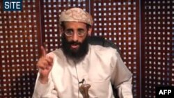 Ảnh do SITE Intelligence Group phổ biến ngày 8 tháng 11, 2010: Giáo sĩ Anwar al-Awlaki trong một đoạn video được đăng trên các trang web cực đoan