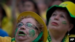 Fan Brazil hồi hộp theo dõi trận đấu với Mexico.