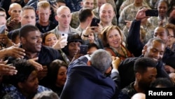 Tổng thống Barack Obama bắt tay với các binh sĩ ở căn cứ McGuire-Dix-Lakehurst, ở New Jersey, Dec. 15, 2014.