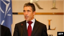 Tổng thư ký NATO Anders Fogh Rasmussen nói chuyện với các nhà báo tại Tripoli, Libya hôm 31/10/11