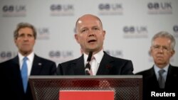 Bộ trưởng Ngoại giao Anh William Hague nói chuyện tại một cuộc họp báo trong hội nghị G8 ở London