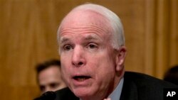 Thượng nghị sĩ đảng Cộng hòa John McCain cho rằng Tổng thống Obama đã không thực hiện lời hứa ngăn chặn những hành vi tàn ác ở Syria.