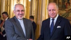 Bộ trưởng Ngoại giao Pháp Laurent Fabius, phải, chụp hình với Ngoại trưởng Iran Jawad Zarif trước cuộc họp tại Quai d'Orsay ở Paris, Pháp, 5/11/2013