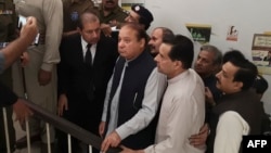 شہباز شریف نے درخواست میں استدعا کی کہ العزیزیہ ریفرنس میں سزا کے خلاف اپیل پر فیصلہ ہونے تک نواز شریف کو ضمانت پر رہا کیا جائے۔ (فائل فوٹو)