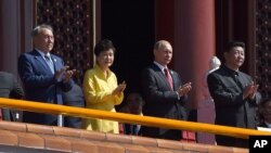 Từ phải: Chủ tịch Trung Quốc Tập Cận Bình, Tổng thống Nga Vladimir Putin, Tổng thống Hàn Quốc Park Geun-hye, và Tổng thống Kazakhstan Nursultan Nazarbayev tham dự cuộc diễu hành quân sự đánh dấu kỷ niệm lần thứ 70 ngày Nhật Bản bị đánh bại trong Thế chiến thứ Hai.