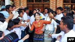 Những người ủng hộ bà Aung San Suu Kyi chào mừng bà tại làng Kyit Tee, trung phần Miến Điện hôm 31/1/12