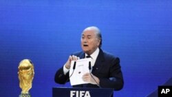 Chủ tịch FIFA Sepp Blatter trao quyền đăng cai World Cup 2018 và 2022.