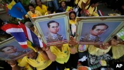 Người ủng hộ cầm chân dung của Quốc vương Thái Lan Bhumibol Adulyadej tại Bangkok. 