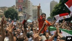 Hàng ngàn người Ai Cập xuống đường biểu tìny ủng hộ Tổng thống Mohamed Morsi tại Cairo, ngày 11/7/2012