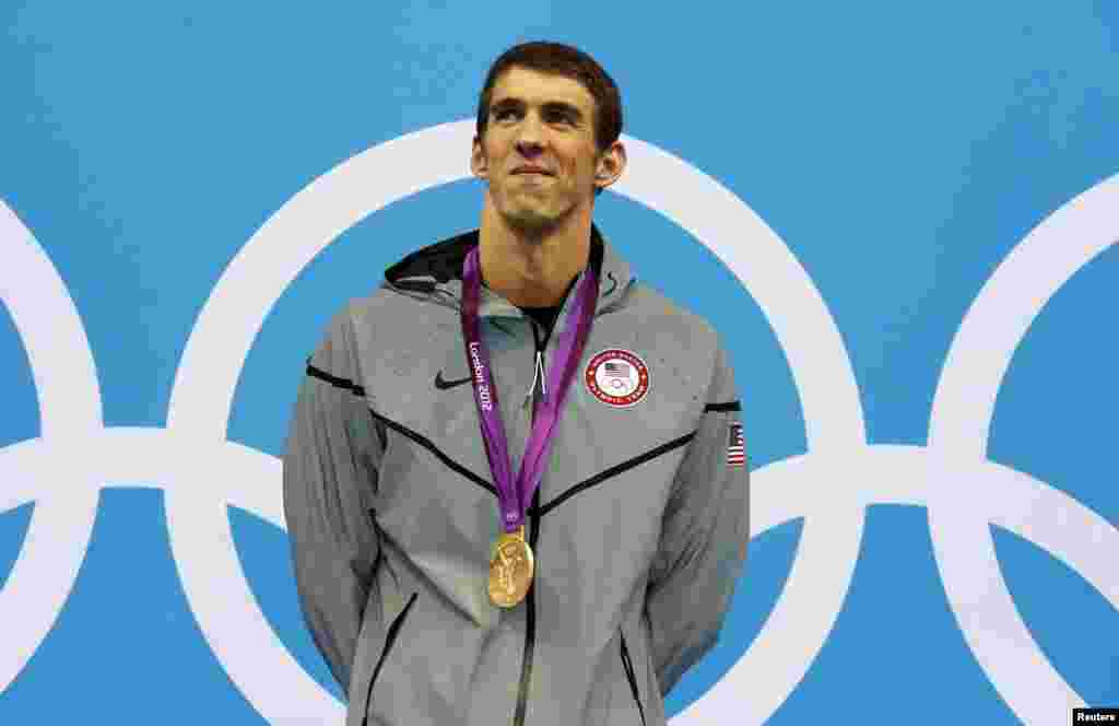 Michael Phelps của Mỹ tươi cười trong buổi lễ trao huy chương v&agrave;ng m&ocirc;n bơi c&aacute; nh&acirc;n nam 200 m&eacute;t hỗn hợp. 2/8/2012.