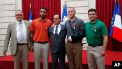 Từ trái: công dân Anh Chris Norman, anh Anthony Sadler, sinh viên trường đại học Sacramento ở California, Tổng thống Pháp Francois Hollande, binh sĩ Không quân Mỹ Spencer Stone, và thành viên Lực lượng Vệ binh Quốc gia Hoa Kỳ Alek Skarlatos.