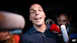 Bộ trưởng Tài chính Hy Lạp Yanis Varoufakis phát biểu sau khi rời văn phòng ở Athens, 1/7/2015.