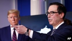  Bộ trưởng Tài chính Steven Mnuchin trong một cuộc họp báo với Tổng thống Trump.