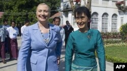 Ngoại trưởng Hoa Kỳ Hillary Clinton (trái) và lãnh tụ đấu tranh cho dân chủ Miến Điện Aung San Suu Kyi