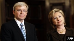 Ngoại trưởng Hoa Kỳ Hillary Clinton (phải) và Ngoại trưởng Australia Kevin Rudd