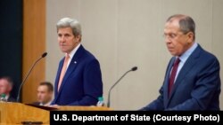 Ngoại trưởng Hoa Kỳ John Kerry (T) phát biểu trong một cuộc họp báo giữa ông và người đồng cấp của Nga Sergei Lavrov sau cuộc gặp gỡ song phương bàn về tình hình Syria, Geneva, ngày 26 tháng 08 năm 2016. 