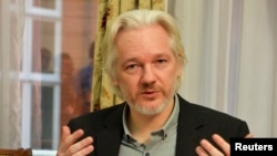 Nhà sáng lập WikiLeaks Julian Assange trong một cuộc họp báo ở đại sứ quán Ecuador ở truing tâm London 18/8/2014. 