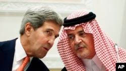 Ngoại trưởng Mỹ John Kerry nói chuyện với Bộ trưởng Ngoại giao Ả Rập Saudi, Hoàng tử Saud al-Faisal, tại Riyadh, ngày 4/11/2013.