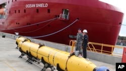 Chiến hạm Ocean Shield của Australia đang trên đường đến vùng tìm kiếm với máy móc của Mỹ có thể phát hiện tiếng “ping” phát đi từ máy ghi âm chuyến bay.