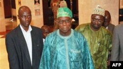 Cựu Tổng thống Nigeria Olusegun Obasanjo, giữa, rời khách sạn đến một cuộc họp với Tổng thống Côte d'Ivoire Gbagbo ở Abidjan, Côte d'Ivoire, 8/1/2011