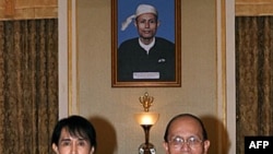 Ông Thein Sein đã gặp nhà lãnh đạo dân chủ Aung San Suu Kyi, trong một cuộc họp được cả 2 bên mô tả là thân hữu