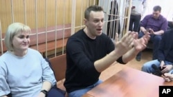 Thủ lãnh đối lập Alexei Navalny tại tòa án ở Moscow hôm 27/3, một ngày sau khi ông bị bắt tại cuộc biểu tình chống tham nhũng (ảnh từ video 27/3/2017).