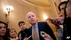 Thượng nghị sĩ John McCain nói chuyện với các nhà báo tại trụ sở Quốc hội ở Washington