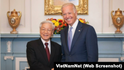 Tổng bí thư Việt Nam Nguyễn Phú Trọng được tiếp đón bởi Phó Tổng thống Joe Biden lúc đó tại Bộ Ngoại giao Mỹ ở Washington hôm 7/7/2015. Theo nhà phân tích quốc phòng cao cấp Derek Grossman, Hà Nội đang tìm cách sắp xếp một cuộc gặp cho ông Trọng và Tổng thống Biden tại Nhà Trắng.