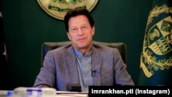 وزیرِ اعظم نے سفیروں سے خطاب میں کہا تھا کہ سفارت خانوں کو مزید مدد کی ضرورت ہے تو حکومت کو آگاہ کریں۔ لیکن بیرونِ ملک مقیم پاکستانیوں سے سفارت کاروں کی لاتعلقی کا رویہ ناقابلِ قبول ہے۔ (فائل فوٹو)