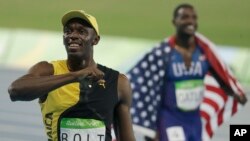 Vận động viên chạy nước rút người Jamaica Usain Bolt ăn mừng chiến thắng ở nội dung thi đấu 100m nam tại Thế vận hội Mùa hè 2016 ở Rio de Janeiro Brazil, ngày 14 tháng 8 năm 2016. 