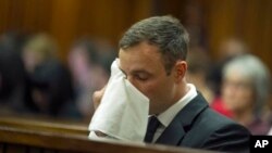 Oscar Pistorius ra tòa ở Pretoria, một trong những phiên tòa cuối trước khi bị tuyên án, 17/10/14 