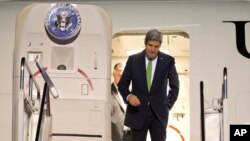 Ngoại trưởng Mỹ John Kerry bước ra khỏi máy bay sau khi đến Jakarta, Indonesia, 15/2/2014