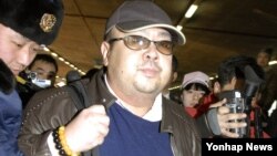 Ông Kim Jong Nam bị hai người phụ nữ, trong đó có công dân Việt Nam Đoàn Thị Hương, tấn công bằng chất độc thần kinh VX tại sân bay quốc tế Kuala Lumpur hôm 13/2.